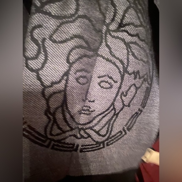 Versace Medusa Unisex Scarf NWT super soft and elegant - Picture 6 of 10